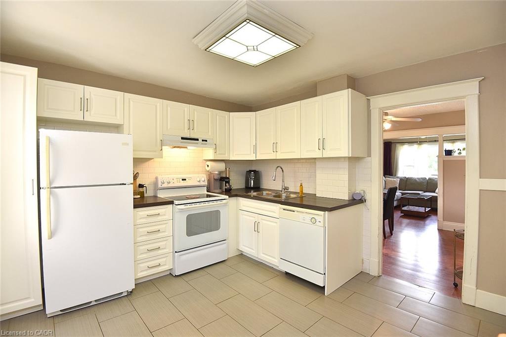 56 Barons Avenue N Property Photo 4