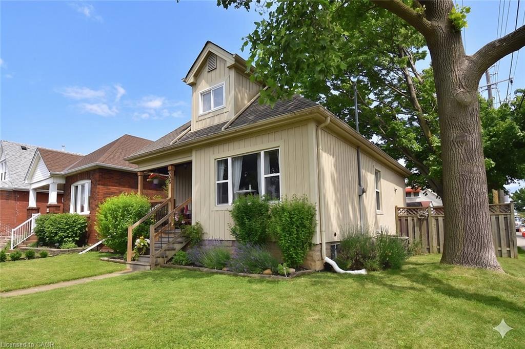 56 Barons Avenue N Property Photo 6