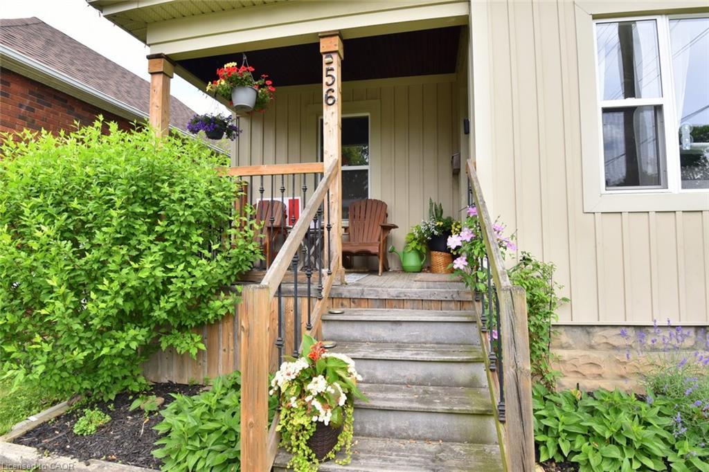 56 Barons Avenue N Property Photo 7