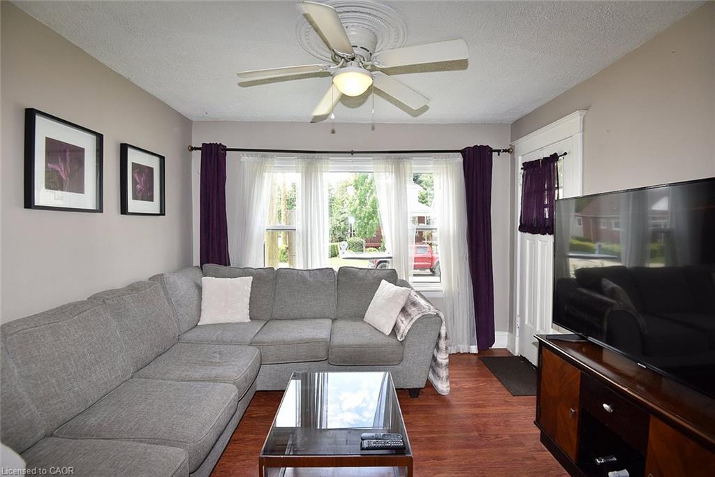 56 Barons Avenue N Property Photo 8