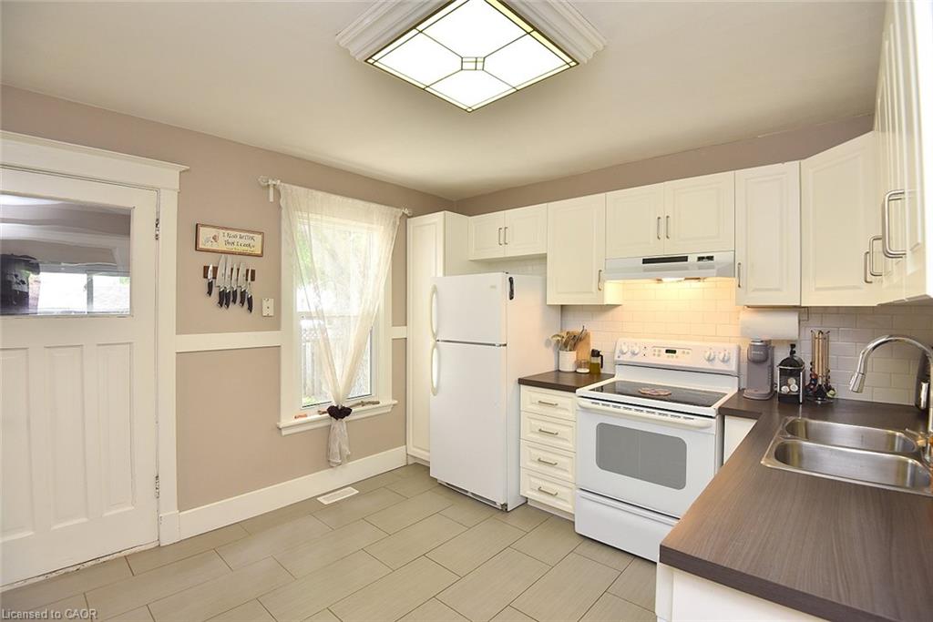 56 Barons Avenue N Property Photo 14