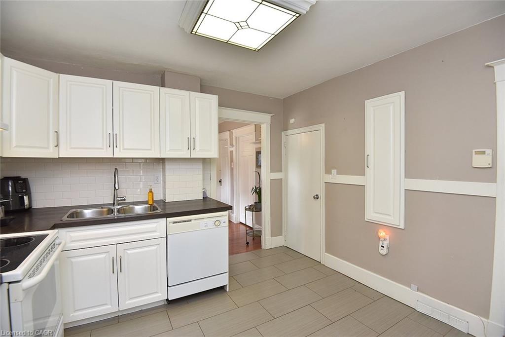 56 Barons Avenue N Property Photo 15