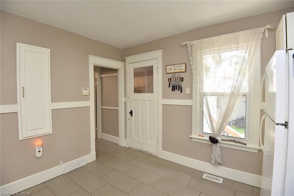 56 Barons Avenue N Property Photo 18