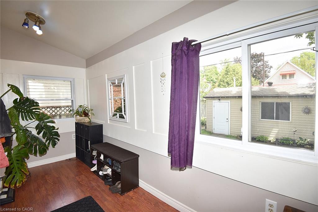 56 Barons Avenue N Property Photo 19