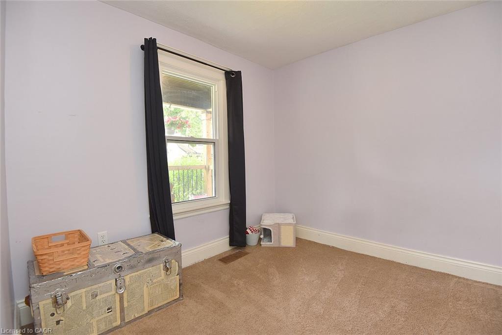56 Barons Avenue N Property Photo 25