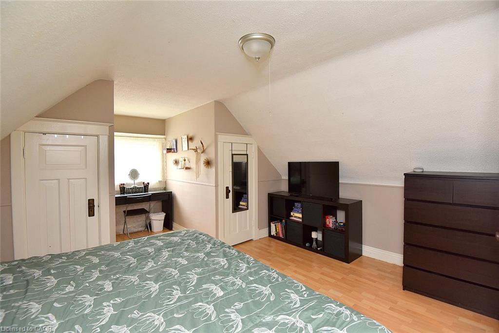 56 Barons Avenue N Property Photo 26