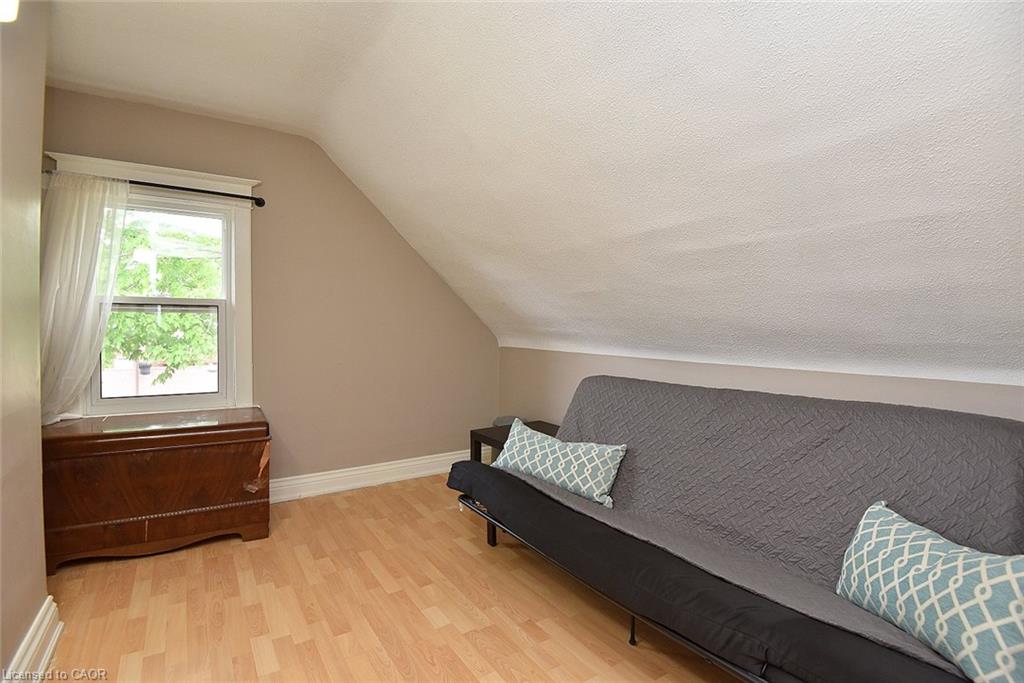 56 Barons Avenue N Property Photo 29