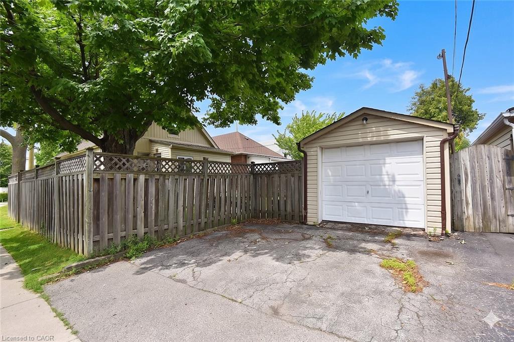 56 Barons Avenue N Property Photo 35