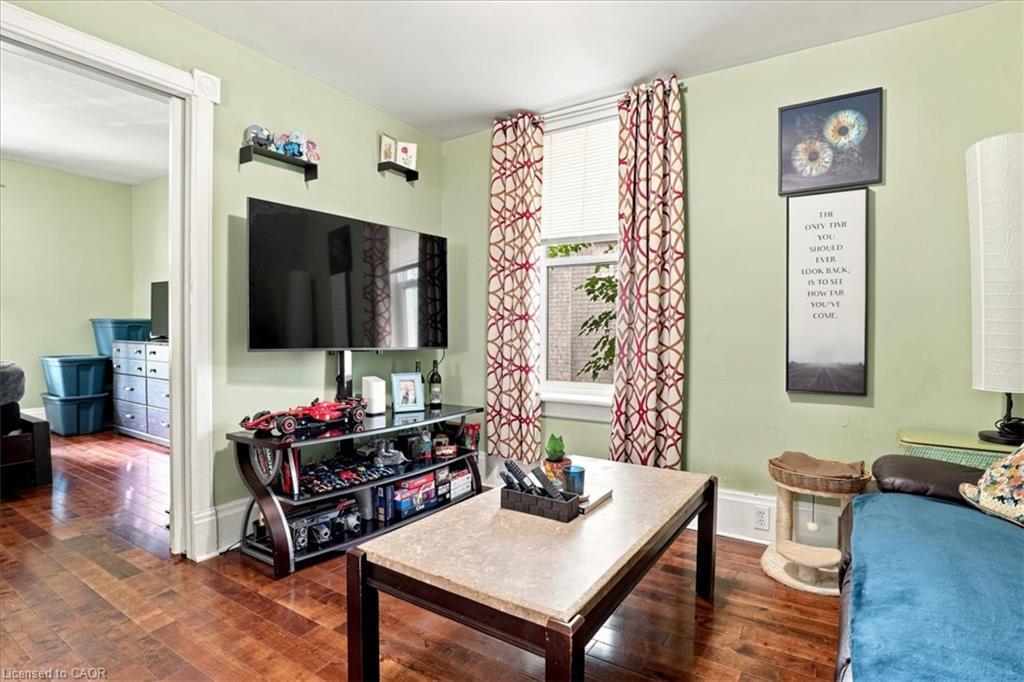 406 Duke Street W Property Photo 9