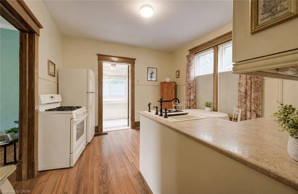 46 Ellen Street W Property Photo 10