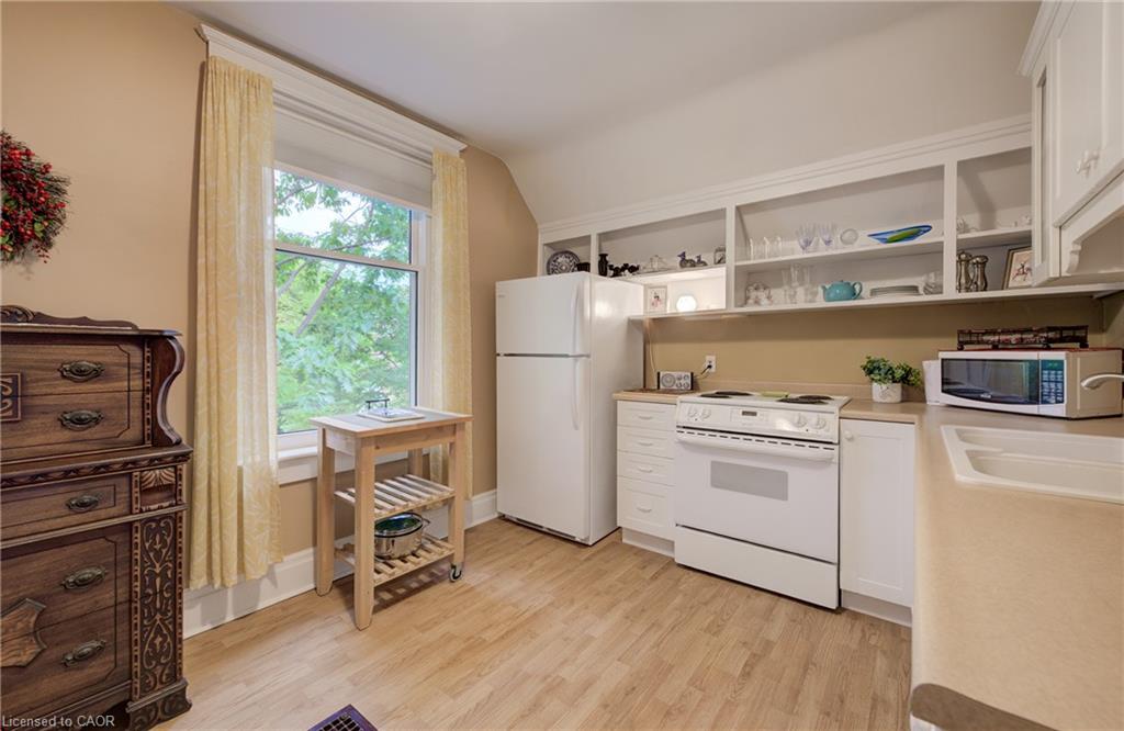 46 Ellen Street W Property Photo 22