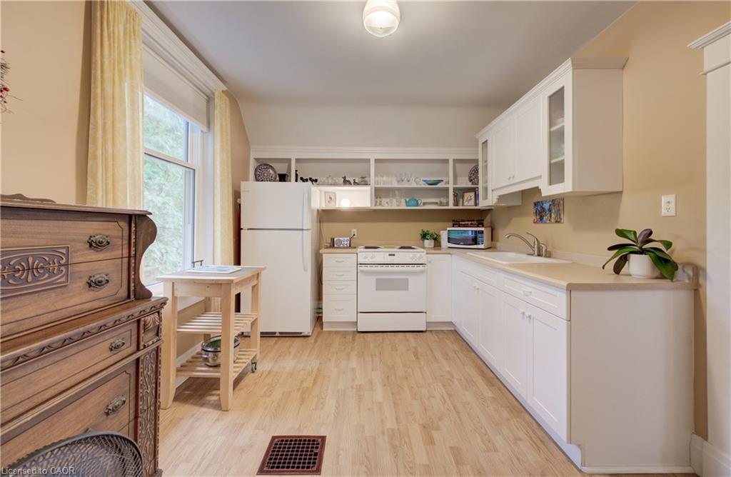 46 Ellen Street W Property Photo 23