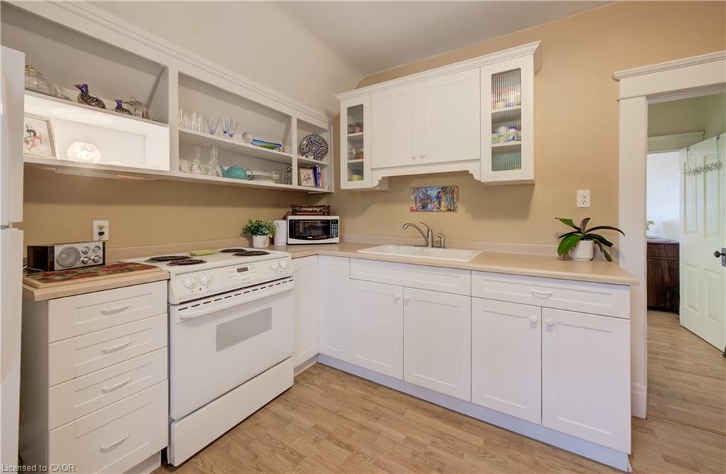 46 Ellen Street W Property Photo 24