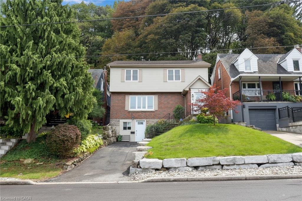 8 Kingsway Drive Property Photo 2