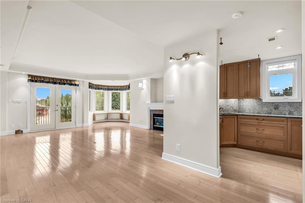 307-10 Bay Street E Property Photo 6