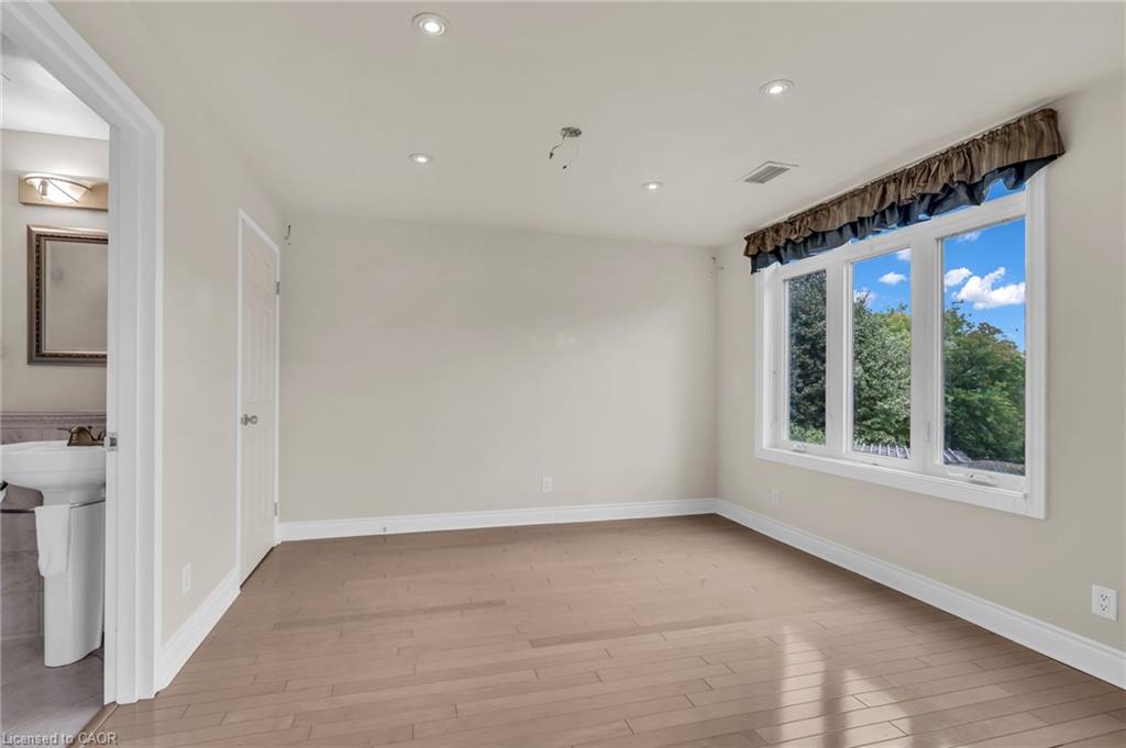 307-10 Bay Street E Property Photo 13