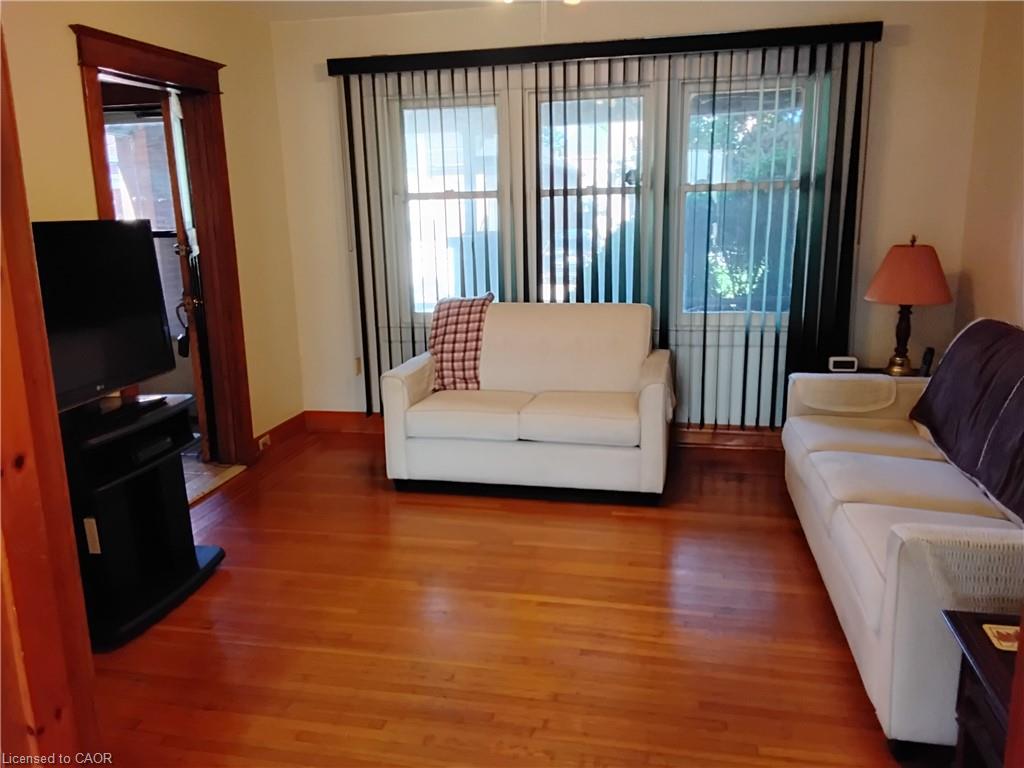 156 Leinster Avenue N Property Photo 4