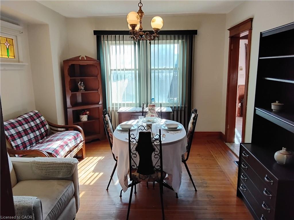 156 Leinster Avenue N Property Photo 5