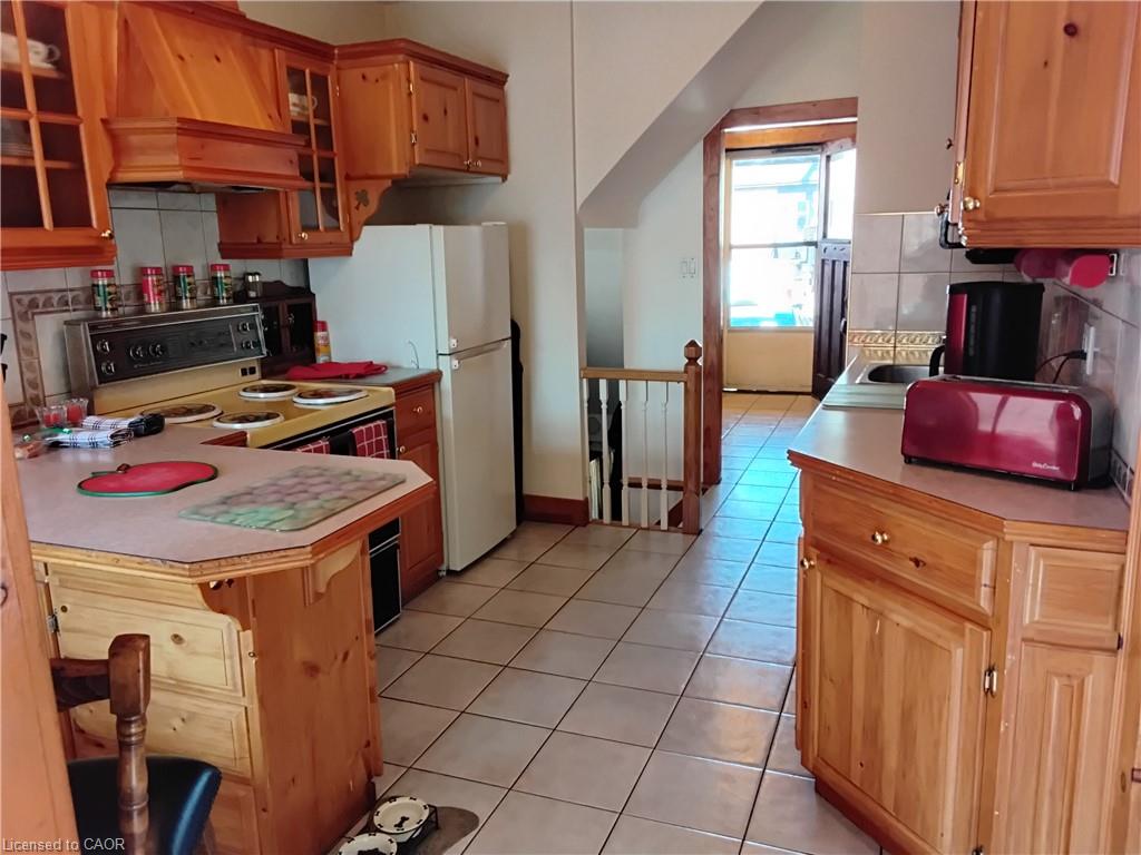 156 Leinster Avenue N Property Photo 6
