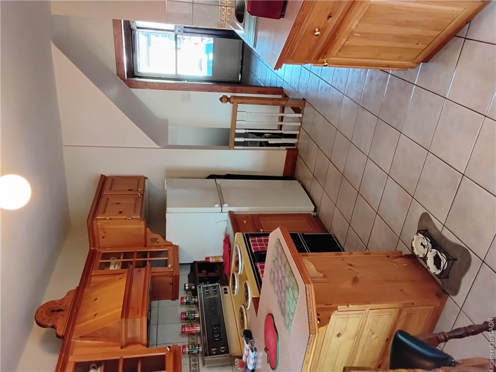 156 Leinster Avenue N Property Photo 7