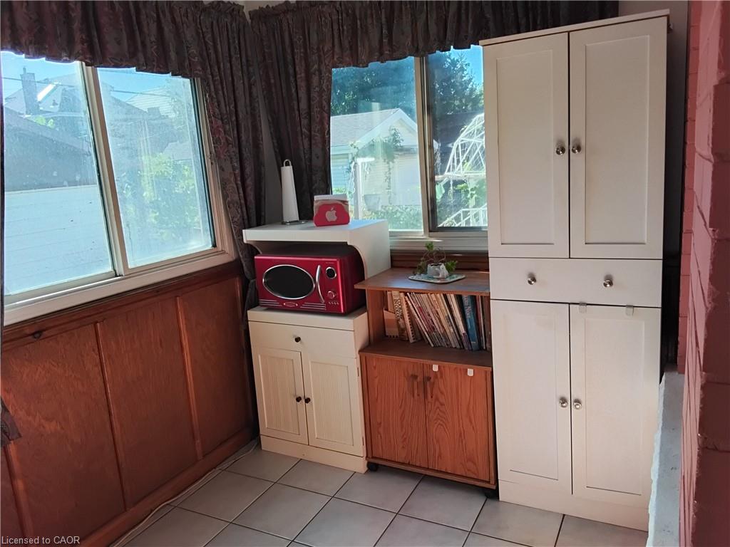 156 Leinster Avenue N Property Photo 8
