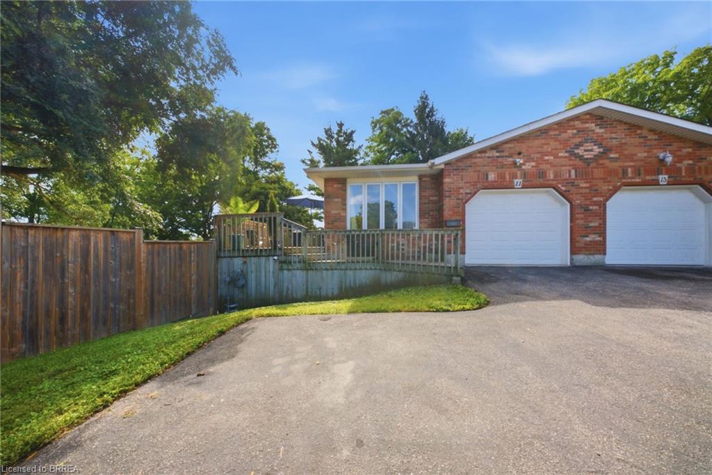 11 Dundas Street W Property Photo 1