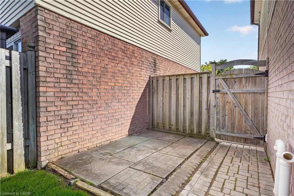 38 Meadow Woods Crescent Property Photo 7
