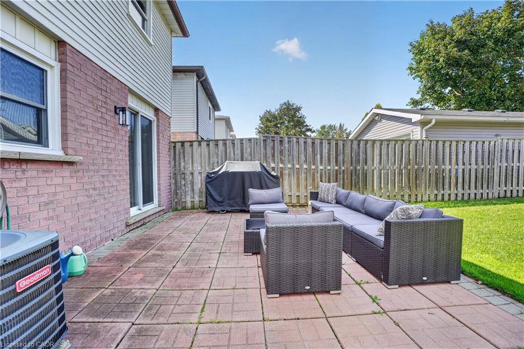 38 Meadow Woods Crescent Property Photo 8