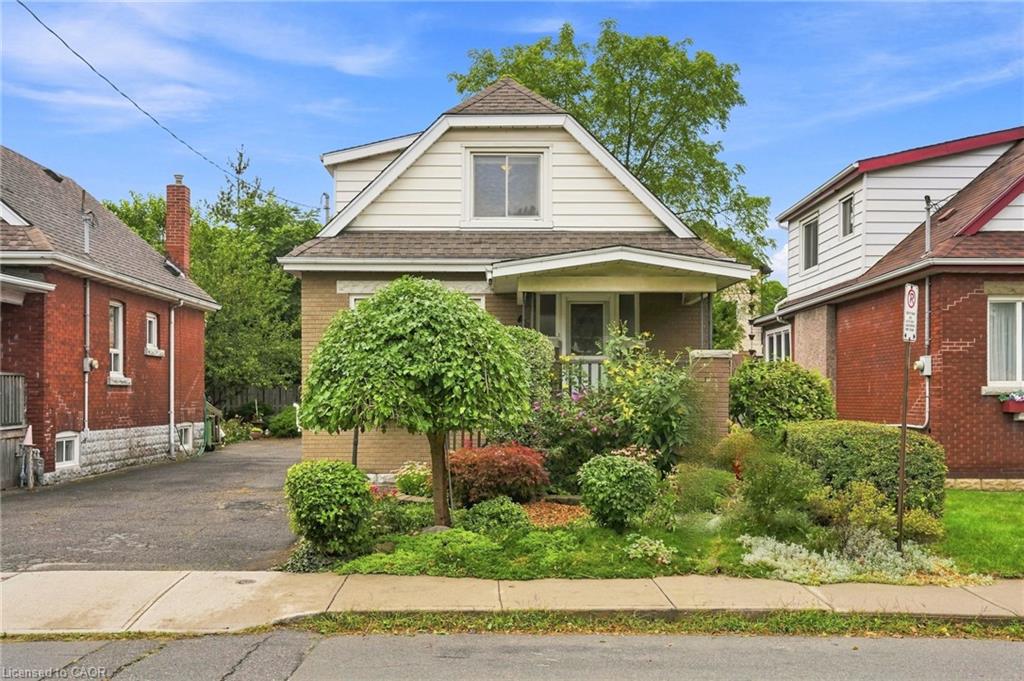 51 Barons Avenue N Property Photo 2