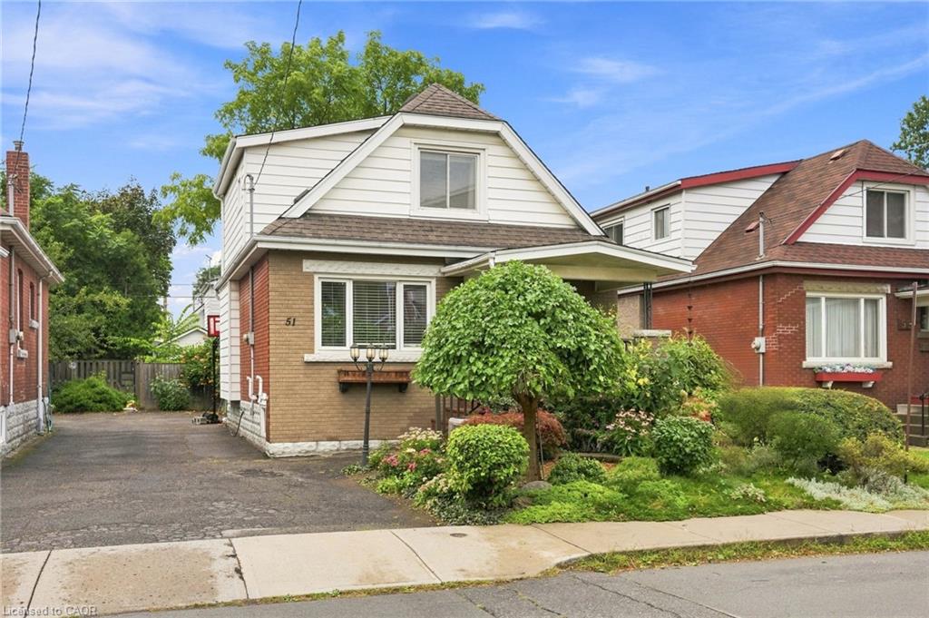 51 Barons Avenue N Property Photo 3