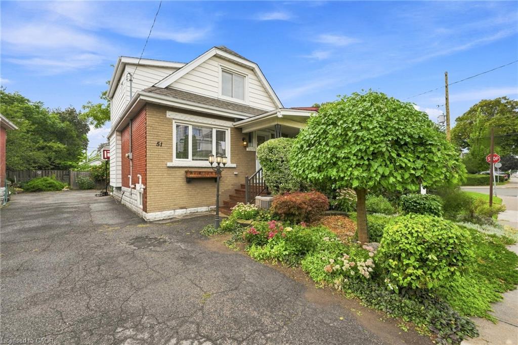 51 Barons Avenue N Property Photo 4