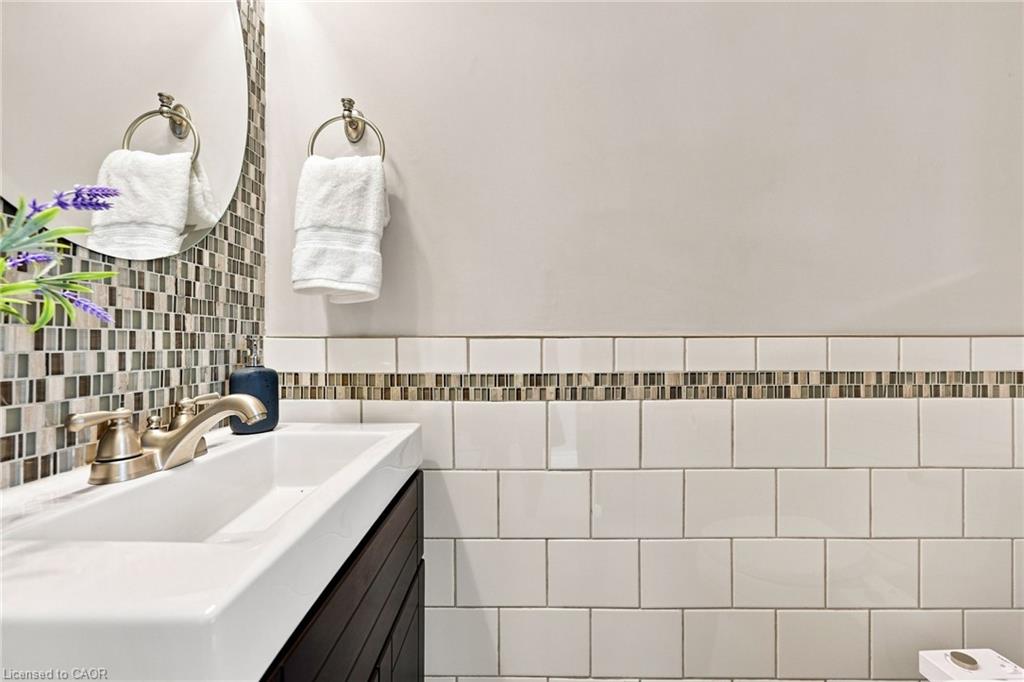 51 Barons Avenue N Property Photo 6