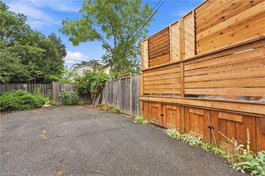 51 Barons Avenue N Property Photo 36