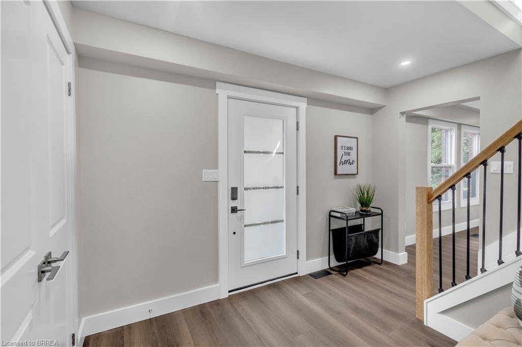 9 Rollingwood Crescent Property Photo 2