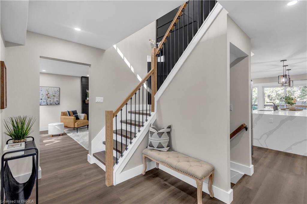 9 Rollingwood Crescent Property Photo 3