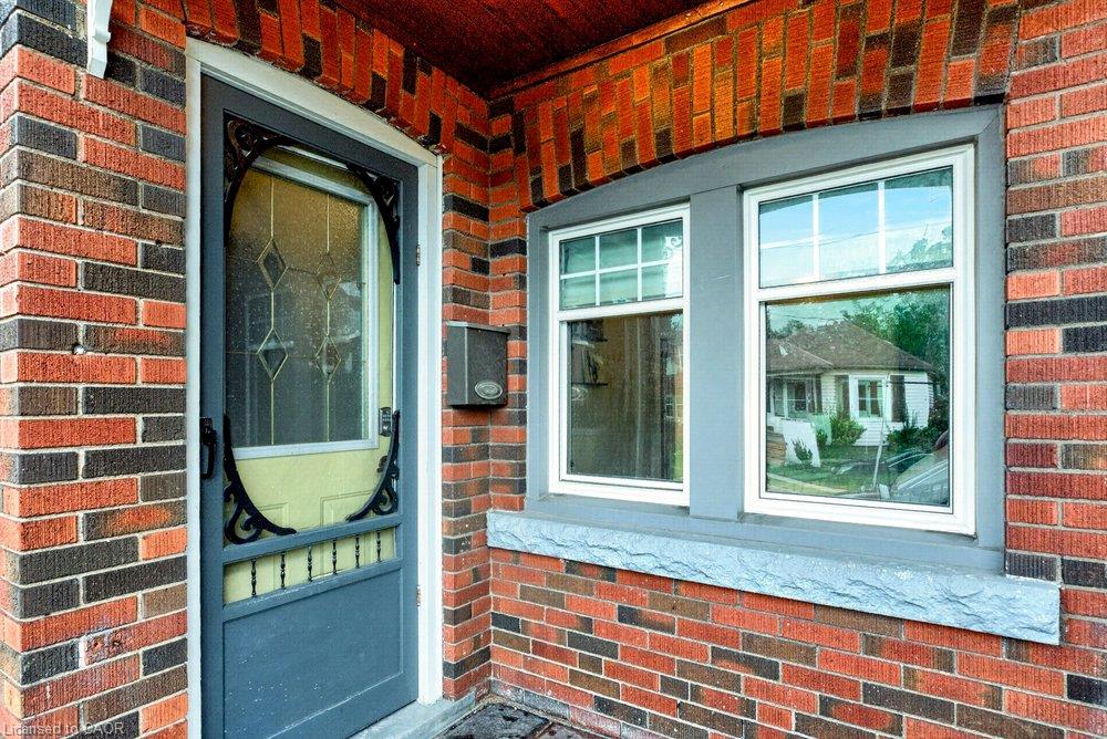 136 Weir Street N Property Photo 3