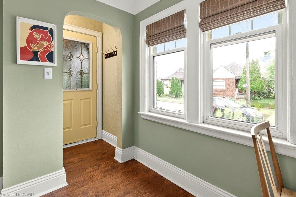 136 Weir Street N Property Photo 4