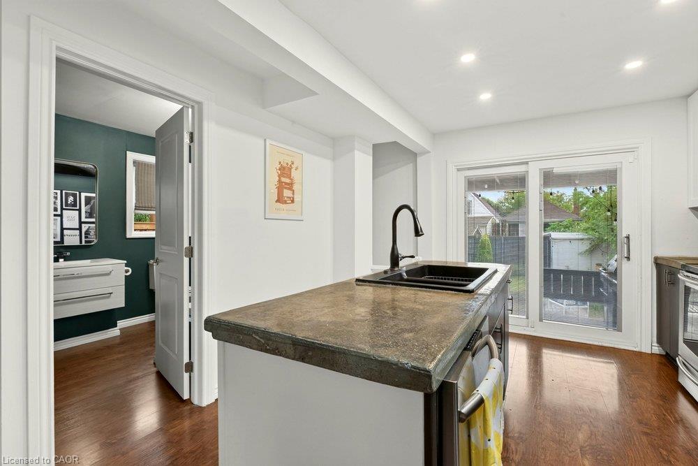136 Weir Street N Property Photo 10