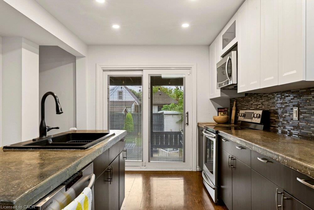 136 Weir Street N Property Photo 11