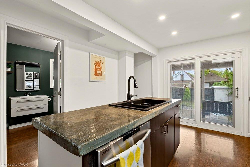 136 Weir Street N Property Photo 12