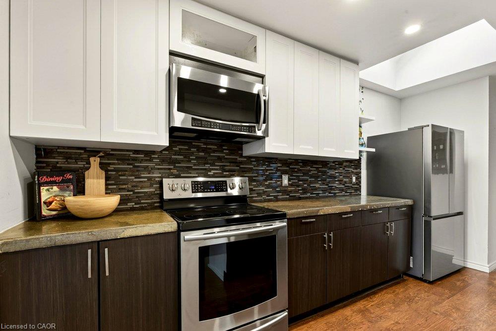 136 Weir Street N Property Photo 13