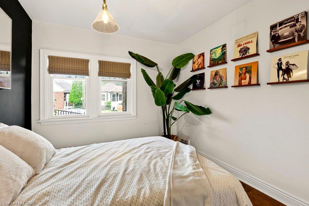 136 Weir Street N Property Photo 17