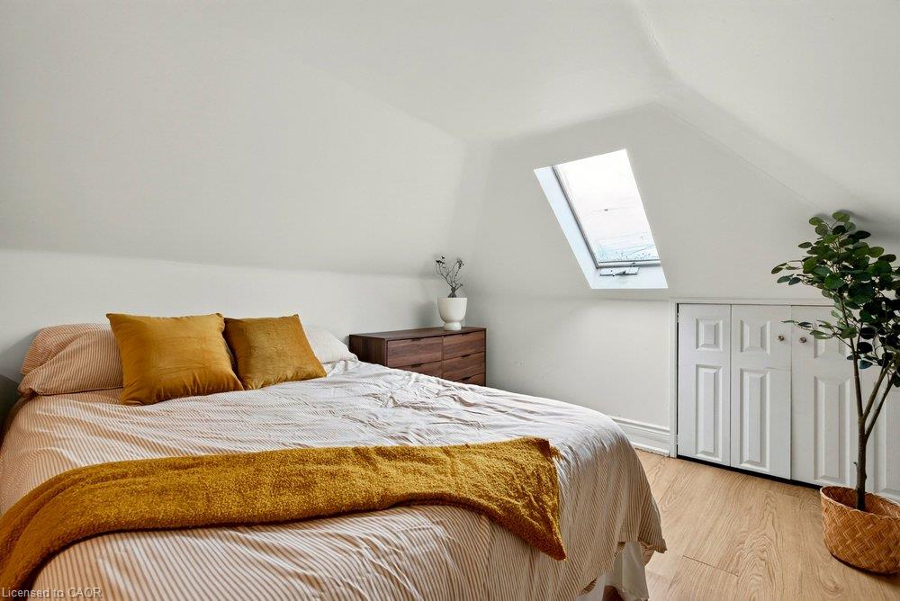136 Weir Street N Property Photo 22
