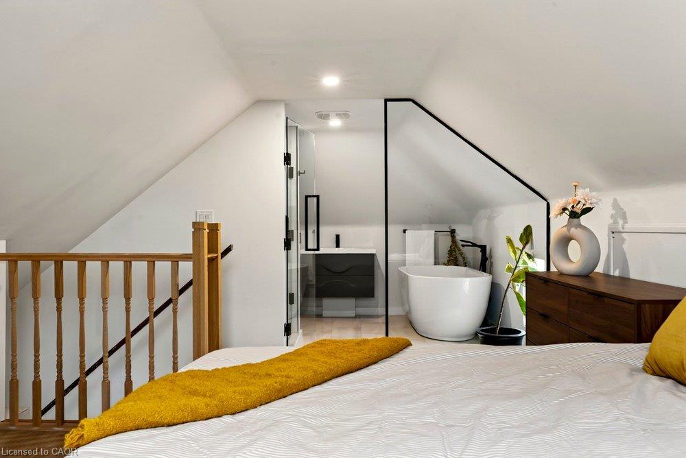 136 Weir Street N Property Photo 24