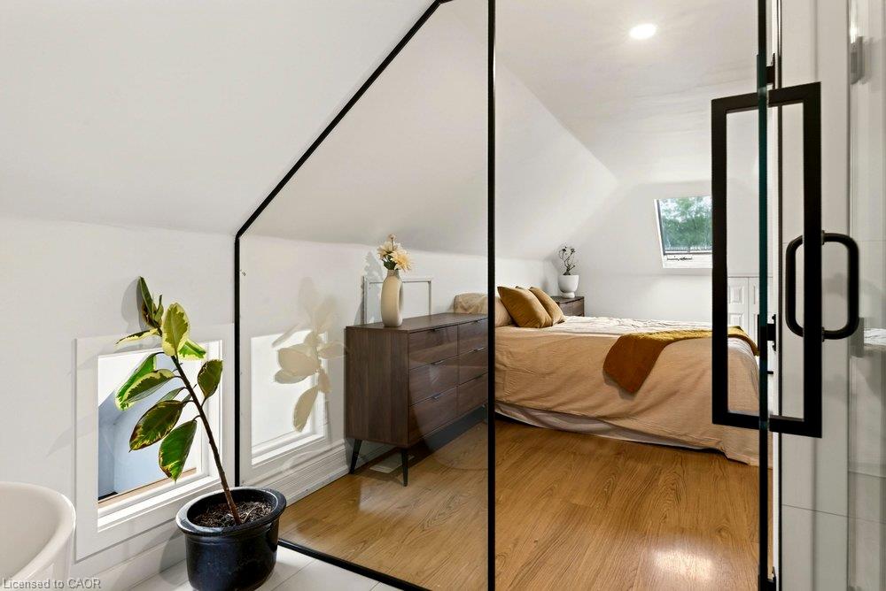 136 Weir Street N Property Photo 25