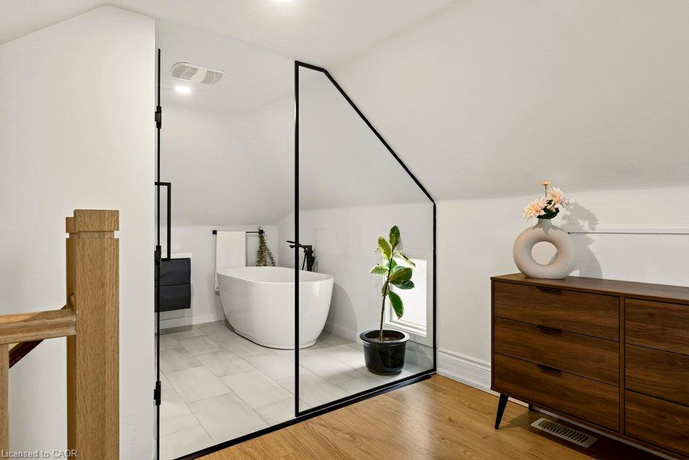 136 Weir Street N Property Photo 26