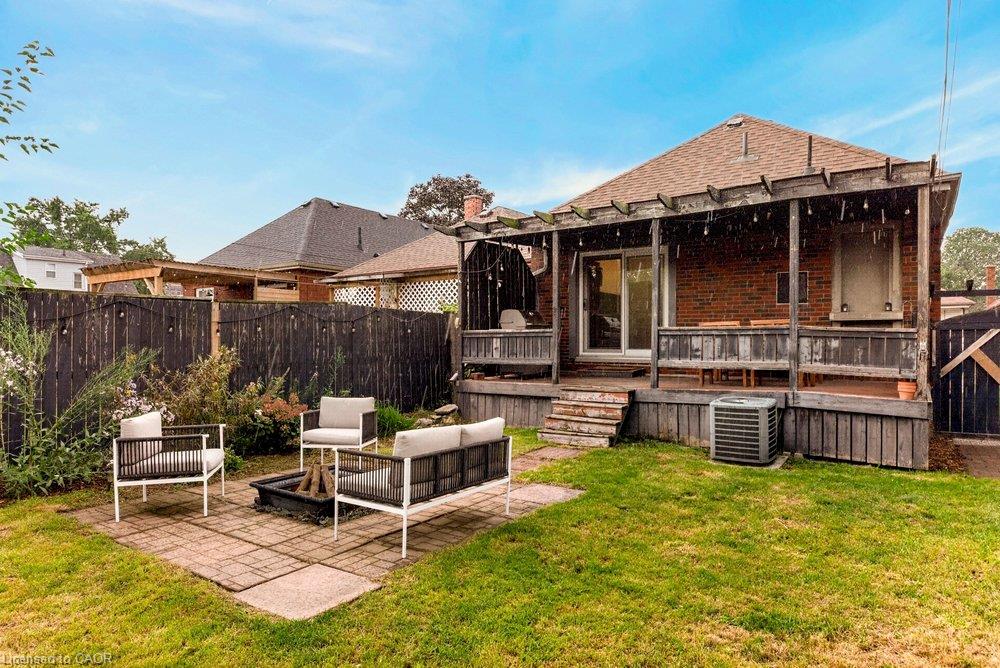 136 Weir Street N Property Photo 32