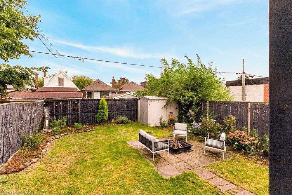 136 Weir Street N Property Photo 33