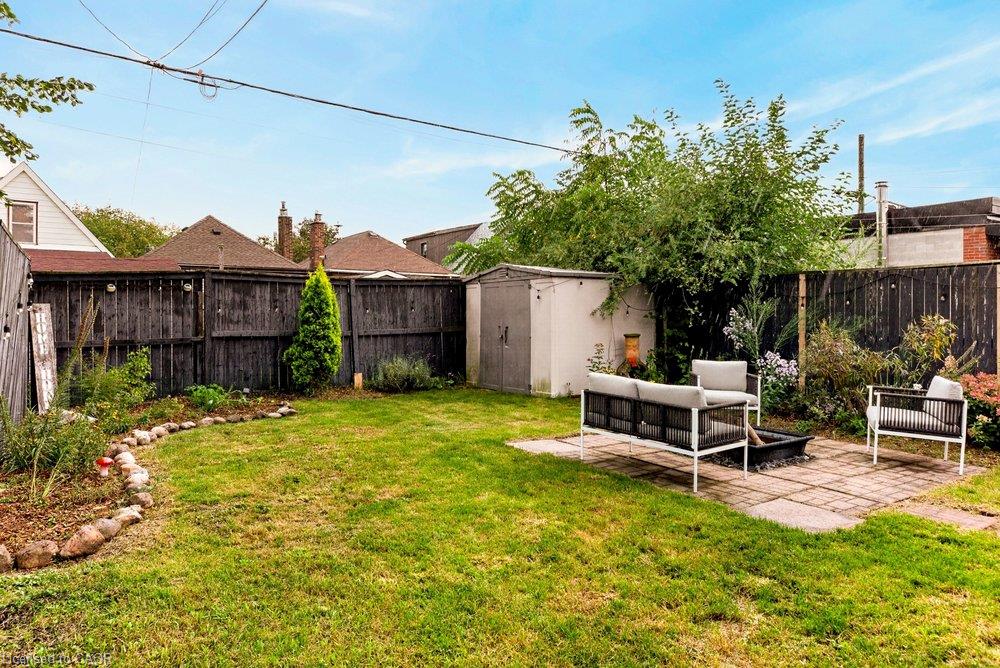 136 Weir Street N Property Photo 34