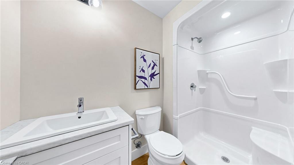 935 Twamley Street W Property Photo 4